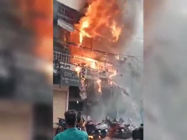 महाराज बाड़ा स्थित सराफा बाजार की राधा कृष्ण मार्केट मे,सोने चांदी की दुकान में शॉर्ट सर्किट से लगी आग
#gwalior #gwailor