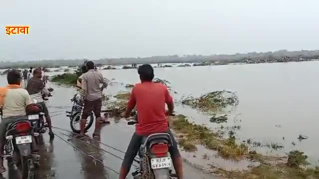 बाढ़ के कारण मची तबाही इटावा में सुकनी
 नदी में आया उतार जिससे लोगों का आवागमन शुरू हुआ#kotanews #इटावा