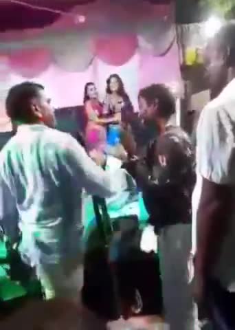 एटा : बार बालाओं और असलहों की फायरिंग के बीच मना बर्थड, वीडियो वायरल #etahpolice #etah #etahnews #firing