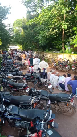 #सबलगढ़ यूरिया खाद के लिए टोकन लेने के लिए बहुत बड़ी लाइन लगी हुई है और हर रोज व्यक्ति आते
