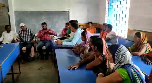 प्रतापपुर: #प्रतापपुर,चतरा
*बीपीओ अजय कुमार दास ने किया विद्यालय का निरीक्षण साथ हीं  पेरेंट्स टीचर मीटिंग में की शिरकत*