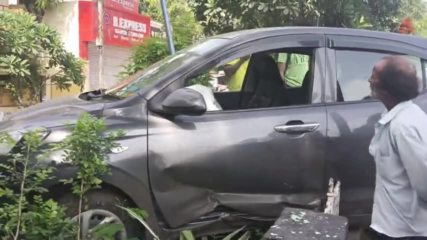 इंदौर: बापट चौराहे पर गाड़ी डिवाइडर तोड़ते हुए घुसी,#indorecity #durghatna #indorenews #indorepolice