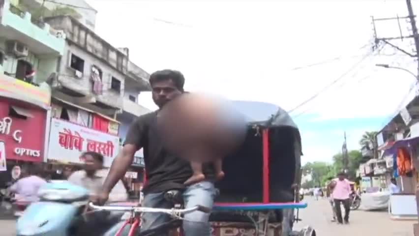 MP : पिता होना आसान नहीं, मासूम बेटे को कंधे पर लेकर दिनभर रिक्शा चलाते हैं, देखिये वीडियो 
.
.
.
#TodaysNews