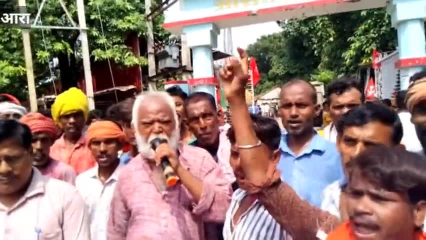 आरा: #आरा  #नगर निगम के सफाइर कर्मियों ने वेतन बड़ाने को माग को लेकर दिया #धरना जिसमे #माले के #कार्य-कर्ताभी सामिल हुए