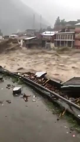 Pakistan Flood : पाकिस्तान में बाढ़-बारिश से मचा हाहाकार, 1,000 से ज़्यादा लोगों की मौत, #emergency का ऐलान, देखें