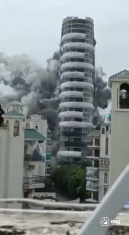 पार्लियामेंट स्ट्रीट: ट्वीन टावर 🗼 ब्लास्ट ! #noida #thefactshala #twintowers #twintowerdemolish #viral #trendingnews #trendingvideo #public