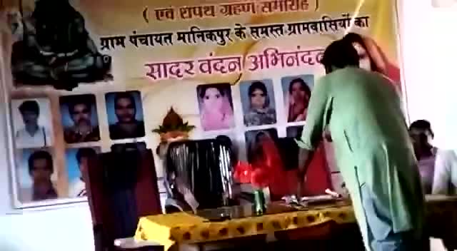 डिंडौरी जिले के समनापुर जनपद के #मानिकपुर पंचायत भवन में भरा पानी, भरे पानी के बीच चल रहा पंचायत का काम