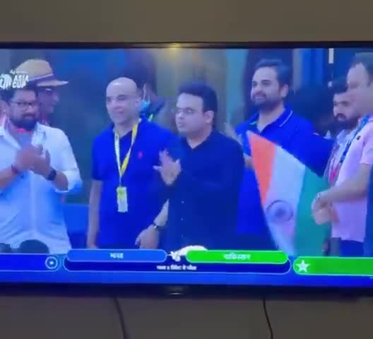 शर्मनाक!

आखिर इनको तिरंगे से क्या तकलीफ है।

भारती टीम को जीत की बधाई🇮🇳
#indvspak #asiacup