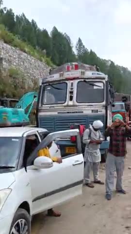 नंदप्रयाग: #चमोली नंदप्रयाग के समीप भूस्खलन @se sabhi yatri pareshan.