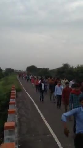 ग्राम  #केनवारा से #करीला के लिए ग्राम वासियों ने निकली #151 मीटर चुनरिया जय जानकी माता की जयकारा के साथ