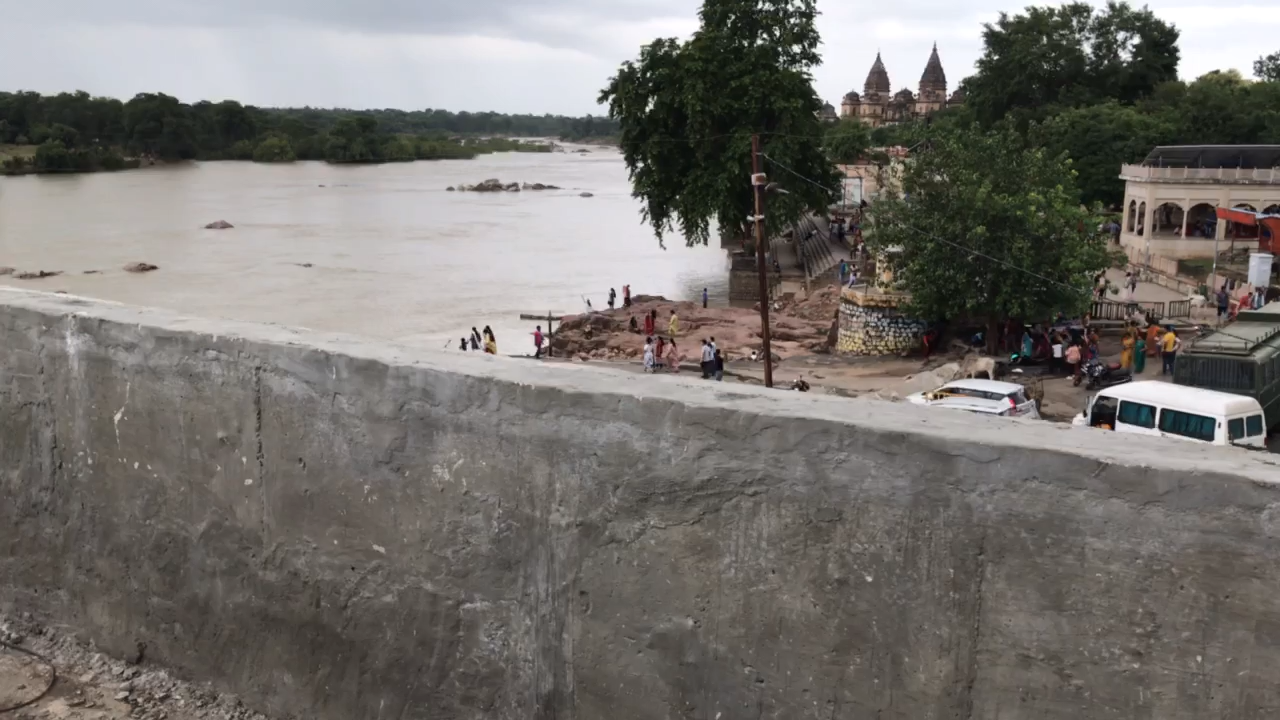 Orchha main betwa nadi par bane naye pul par bahan nikal rahe hain  #betwa #river