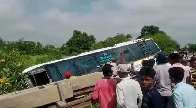 लौरिया: #newpoat #हुआ हादशा बस और पोल वाले टराली से लौरीया के आगे