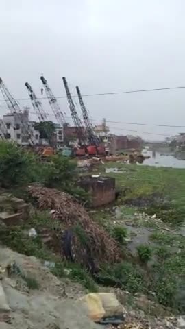 प्रयागराज: बेली गांव प्रयागराज में बाढ़ का पानी बढ़ रहा है यहां के लोगो को खासी मुसीबत का सामना करना पड़ रहा है। 
#stand_for_us
#AA