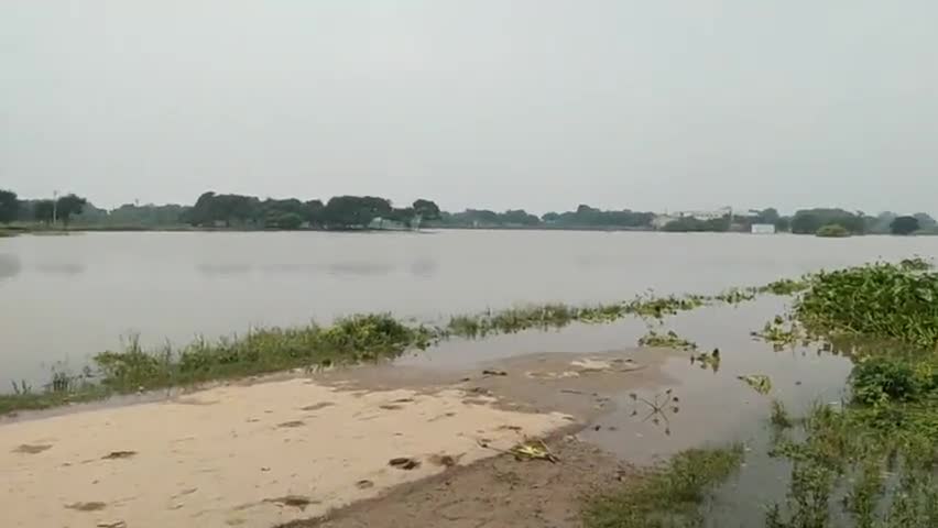 मिर्ज़ापुर: #Mirzapurkejamunahiya #bajarme #Ganga teji se bad rahi hai #jo sthir hone ka koi Sambhawana#nahimil pa rahihai@@@##bad😞