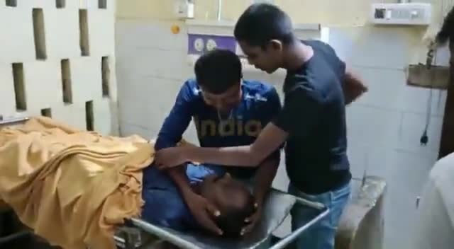 दरभंगा में दबंगों की पत्थरबाजी में मृत अपने पुलिसकर्मी पिता को जगाने की नाकाम कोशिश करते इस बेटे के आंसुओं को देखकर आखिर किसका कलेजा नहीं पसीजेगा।
#नीतीश_कुमार (#चाचा) जी आपके बिहार में क्या हो गया क्या हो रहा है?