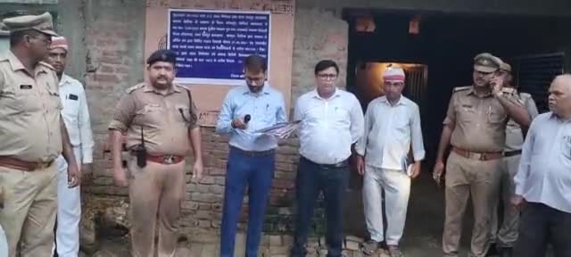 #देवरिया के रामपुर कारखाना थाना क्षेत्र अंतर्गत गैंगेस्टर के अभियुक्त की संपत्ति को #प्रशासन ने किया #कुर्क।