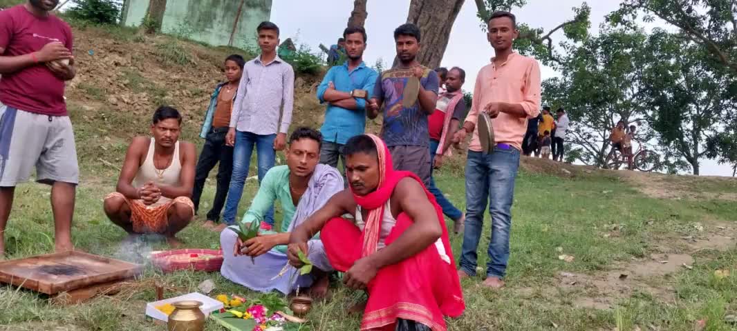 #आज 4: 30 बजे में #दुर्गा #पूजा हेतु #मिट्टी लिया गया #पिरहौली #महादेव #पोखर से चल कर #ब्रह्मस्थान दुर्गा #मंदिर आया।