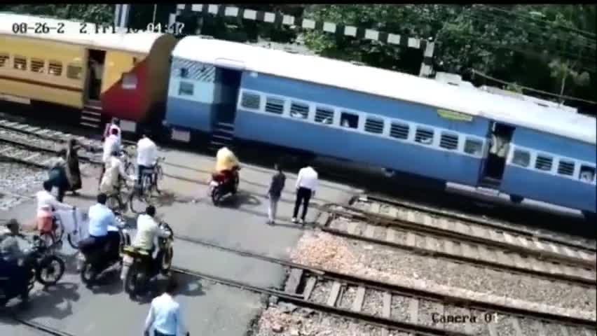 UP: इटावा में तेज़ रफ़्तार से आ रही ट्रेन की चपेट में
आने से बचा बाइक सवार, देखें कैसे मौत छूकर निकली।
#v