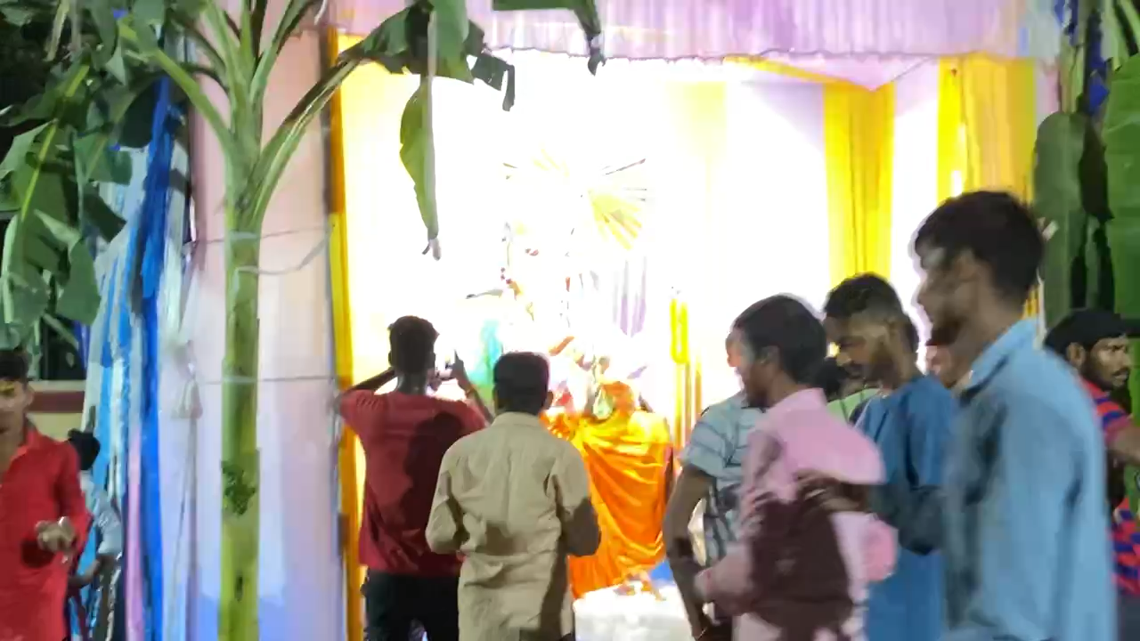 गणेश चतुर्थी उत्सव को लेकर पॉवर ग्रीड, देवी कॉलोनी के श्रद्धालुओं भारी उत्साह में पूजा अर्चना कर राहगीरों के बीच प्रसाद वितरण करते नजर आए । 

 #गणेशचतुर्थी
#बिहारशरीफ
