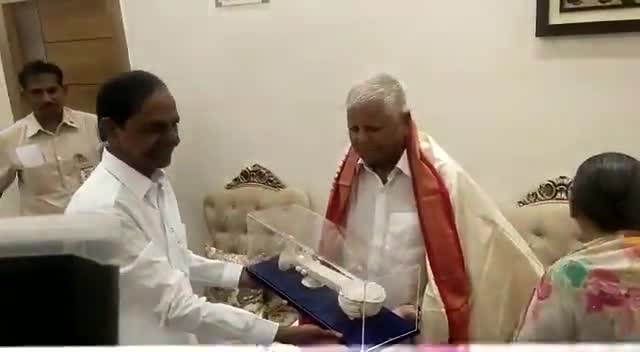 राजद राष्ट्रीय अध्यक्ष आदरणीय श्री Lalu Prasad Yadav जी एवं पूर्व मुख्यमंत्री श्रीमती Rabri Devi जी द्वारा तेलंगाना के माननीय मुख्यमंत्री श्री के० चंद्रशेखर राव जी को अंगवस्त्र पहनाकर सम्मानित किया गया: Tejashwi Yadav 

#जयराजद #जयबिहार