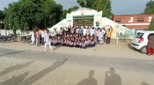 सिरसा: ##छत्रियां,मे सभी अध्यापकों केि बदली होने पर#।ग्रामवसियो ने किया रोड जाम #आपको बता दे की schuool, मे एक ही अध्यापक हे #