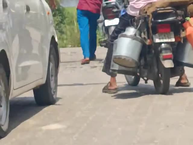 बरेली: श्री मान खतरों के खिलाडी 
bareilly अखा क्रासिंग#savelife#indianrailway@
