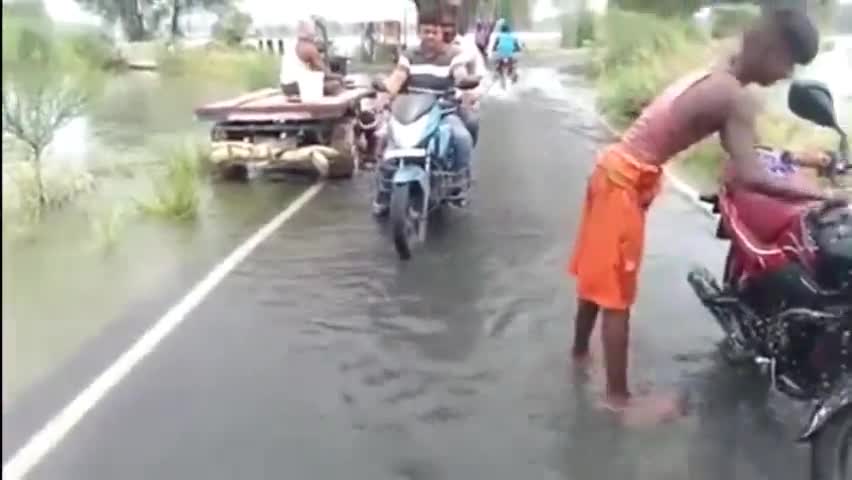 #बड़हरा प्रखंड के कई #सड़कों पर चढ़ा # बाढ़ का  का #पानी