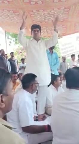 बंजारा समाज के गरीब टैक्सी ड्राइवर #केतन जी बंजारा के जवान पुत्र #नरेश बंजारा का 5 साल कोई अता पता नहीं।

गरीब मां-बाप और परिवार द्वारा 5 साल से लगातार दर-दर भटकते हुए पुलिस, जिला प्रशासन से बच्चे को ढूंढने की गुहार लगा रहे है