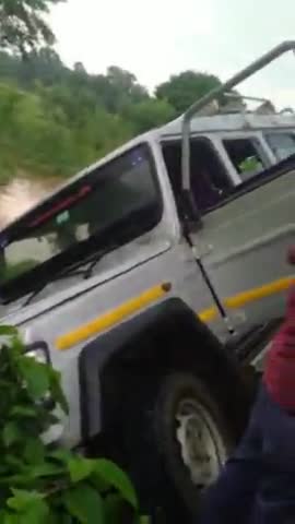 आज सकला से पटना जाने वाली बस बंधवा रोड में पल्टी।  #गौतम कुमार।।