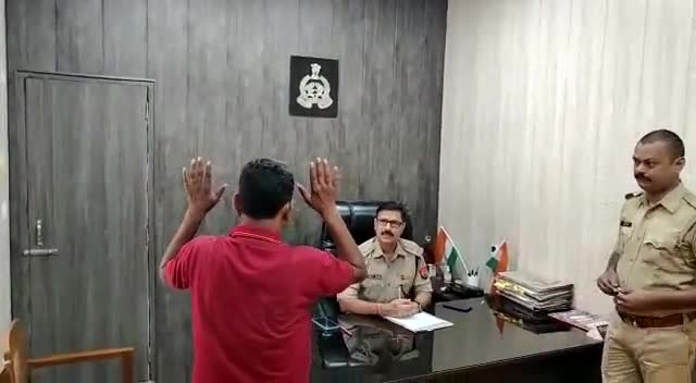 अमरोहा: फिल्मी अंदाज़ में खुद को किया सरेंडर 
कमल गुप्ता अवैध स्टैंड लगा कर करता था वसूली
#amrohapolice #amrohanama #amrohanews