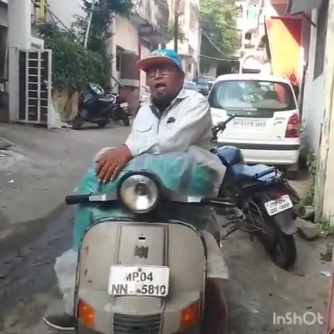 #कच्चा_बादाम के बाद अब देखें #भोपाली मियां का गज़ब अंदाज़...  #Video में देखें नमकीन बेचने का टैलेंट