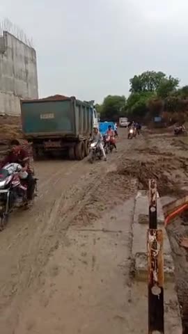 बासोदा: गंज बासौदा बेतवा पुल पर हो रही कीचड़ के कारण राहगीरों को हो रही परेशानी
#गंजबासोदा #पानी#जल#बारिश#विदिशा#मध्यप्रदेश#