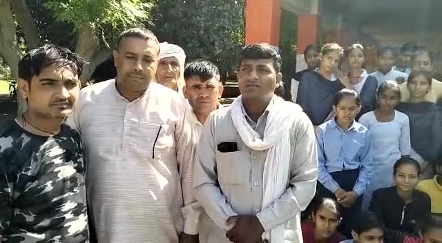 बरवाला: राजली के कन्या हाई स्कूल में अध्यापकों के रिक्त पदों को लेकर ग्रामीण व छात्रों का स्कूल में धरना-प्रदर्शन #barwalanews