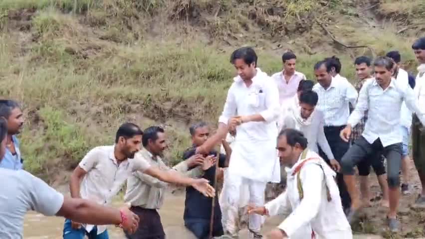राघोगढ़: #जनसेवा का जज्बा हो तो रास्ता कोई कठिन नही 

यूंही कोई दिल तक नही पहुंचता..#संघर्षों का एक लंबा इतिहास जुड़ा होता है ...