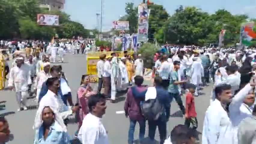 दिल्ली की सड़को पर कांग्रेस की महंगाई पर हल्ला बोल रैली के लिए हुजूम।

#महंगाई_पर_हल्ला_बोल_रैली