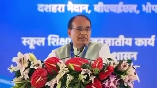 ये अपने गुरूजी के सिर पर पैर रखते थे।
*वाह ! शिवराज,*
*एक नंबरी लफ़्फ़ाज़।*
#DigvijayaSingh