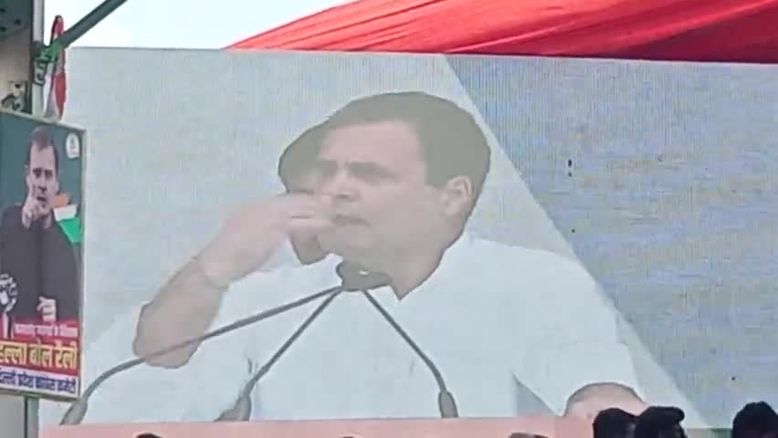 कांग्रेस पार्टी एक दूसरी GST लाना चाहती थी, बीजेपी ने GST को बदला, पांच अलग-अलग टैक्स थोपकर स्मॉल-मीडियम बिजनेस, किसान, मजदूर, छोटे दुकानदारों पर जबरदस्त चोट मारी: श्री Rahul Gandhi 
#महंगाई_पर_हल्ला_बोल_रैली
