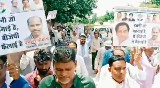 जनता क्यों चिल्लाई है -- कमर तोड़ महंगाई है।
आज दिल्ली के रामलीला मैदान पर श्योपुर जिला कांग्रेस के साथीगण कांग्रेस जिलाध्यक्ष#अतुल चौहान के साथ रैली में जोस के साथ शामिल।