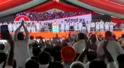 इस जनता की आवाज़ें सुन लो
तूफानों से टकराने का प्रण लिया है।
तानाशाहों अब खबरदार हो जाओ,
हमने तुम्हारा घमंड तोड़ने का अब प्रण किया है।

#महंगाई_पर_हल्ला_बोल_रैली