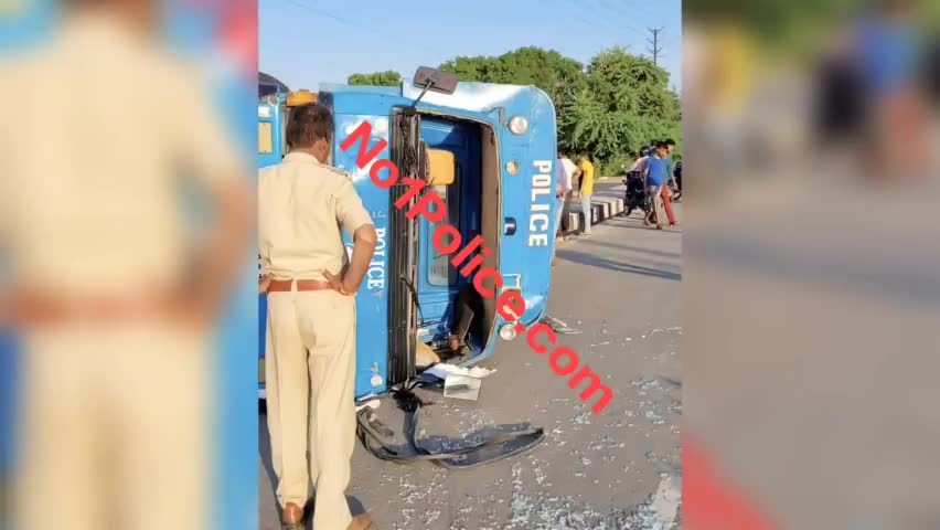 GWL-ITM के पास पुलिस की बस पलटी,कई जवान हुए घायल
#gwailor #gwalior #gwaliornews #gwaliorcity #congress #bjp #police