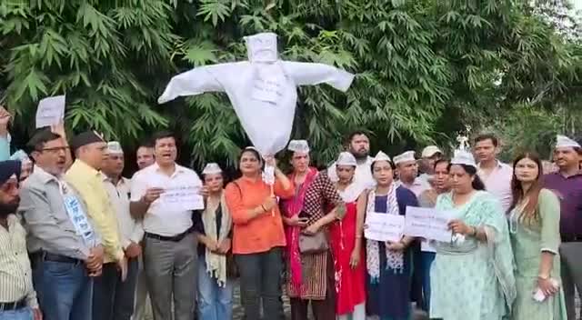 देहरादून: #UKSSSC #विधानसभा_भर्ती_घोटाला को लेकर #aamaadmiparty  कार्यकर्ताओं ने  #pushkarsinghdhami सरकार का पुतला फूंका