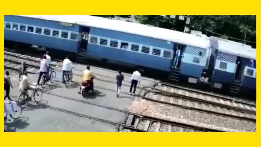 #Train के नीचे आने से बचा आदमी, #motorcycle  छोड़ जान बचा के भागा 
#भारत #publicapp #public #viral #trend #video