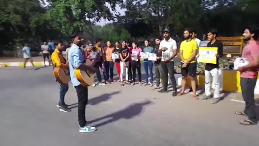 महर्षि दयानंद यूनिवर्सिटी, रोहतक में  संगीत के साथ छात्रों का देश प्रेम प्रकट करते हुए । #mdu #rohtak #kuk #kurukshetra