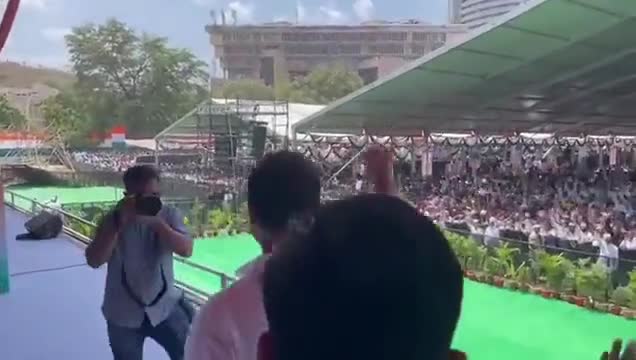 राहुल गांधी जी पहुंचे रामलीला मैदान।
Rahul Gandhi
#महंगाई_पर_हल्ला_बोल_रैली