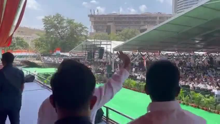 जनता की आवाज़ को बुलंद करने रामलीला मैदान में #महंगाई_पर_हल्ला_बोल_रैली के मंच पर पहुंचे श्री Rahul Gandhi जी।