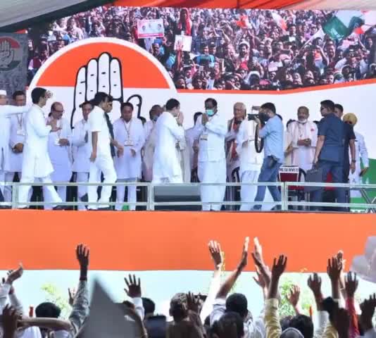 श्री #Rahul Gandhi जी ने #महंगाई_पर_हल्ला_बोल_रैली में #देशभर से उमड़े #कांग्रेस #कार्यकर्ताओं का #अभिवादन स्वीकार किया!