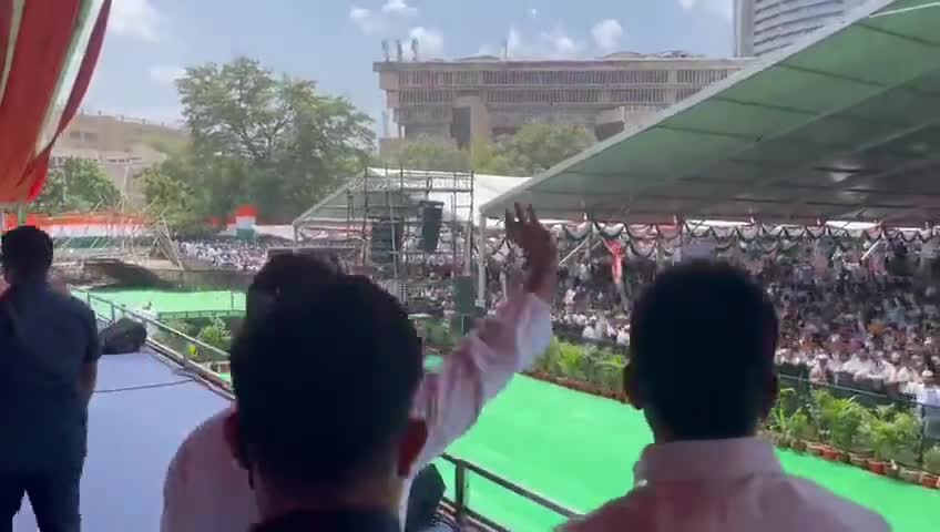 रामलीला मैदान में श्री #rahulgandhi जी जोरदार स्वागत करते पार्टी के कार्यकर्ता । #महंगाई_पर_हल्ला_बोल_रैली