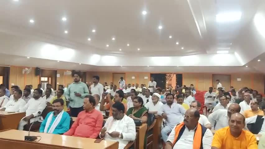 #मोदी@20 सेमिनार में #देवरिया #जिलापंचायत सभागार में,#सांसद बस्ती हरीश द्विवेदी हुये शामिल।