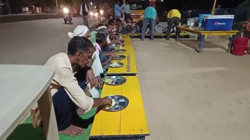 जींद: देर रात तक चलती है यहां भोजन सेवा ताकि जींद शहर में कोई जरूरत मंद भूखा ना होते #अपनारोटीरथ #जयंतीमंदिर जींद । शेयर प्लीज