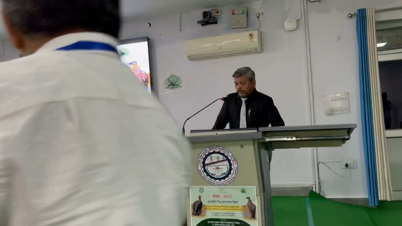 डॉ सुधीर नारायण सिंह ने पौराणिक ग्रंथों, महाकवि रामधारी सिंह दिनकर के रश्मिरथी महाकाव्य, जौनाथन लिविंगस्टन के सीगल, अभिज्ञान शाकुंतलम का जिक्र कराछात्रों को #गिद्ध संरक्षण के प्रति प्रेरित किया।